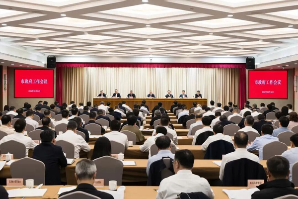 鼓足干劲、砥砺韧劲、增强拼劲，确保“十五五”开局之年各项任务圆满完成！市政府四季度工作会议召开